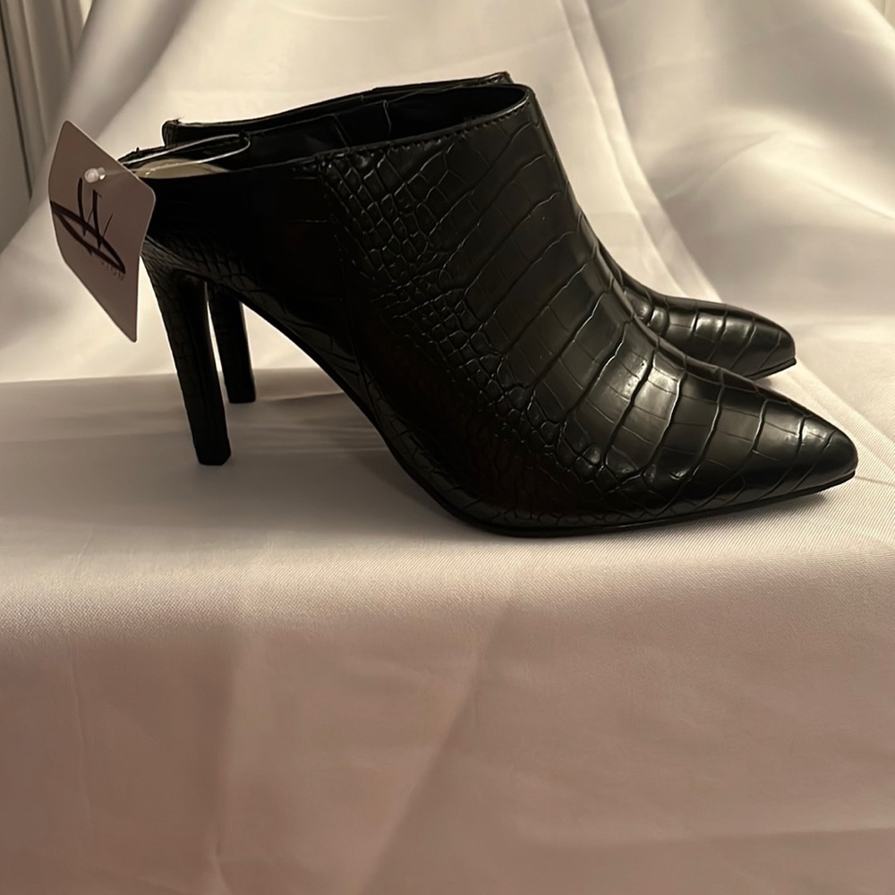 Black stiletto booties Size 6 NWT